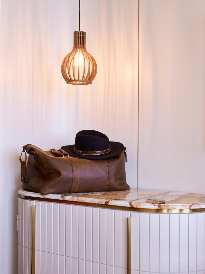 Hotel Crystalbrook Kingsley à Newcastle Extérieur photo A leather duffle bag