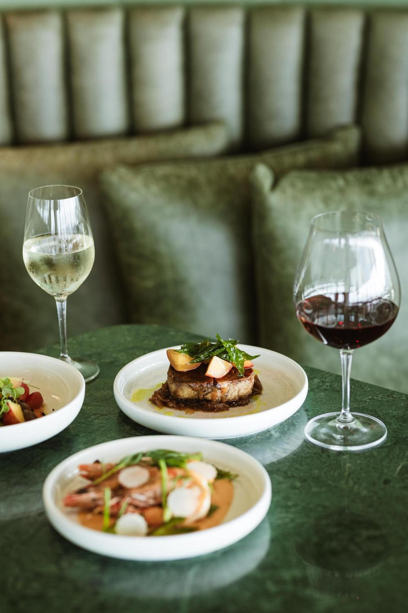 Hotel Crystalbrook Kingsley à Newcastle Extérieur photo Wine and food